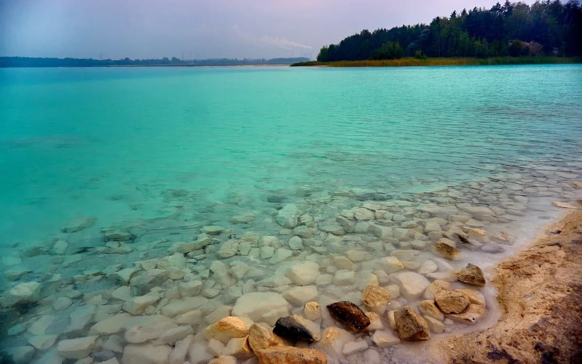 Jezioro w Koninie: piękno i niebezpieczeństwa turkusowej wody