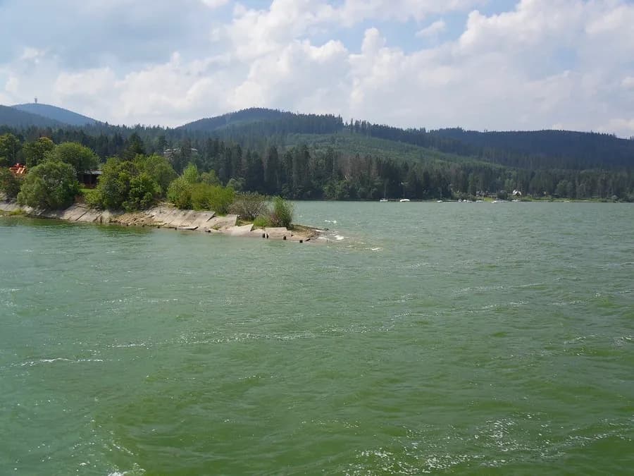 Jezioro Orawskie w Słowacji - raj dla miłośników rekreacji wodnej