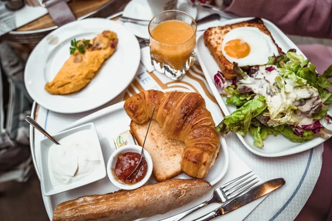 Gdzie zjeść w Paryżu? Tanie i smaczne miejsca, które musisz poznać