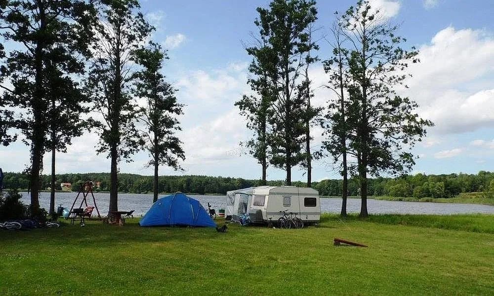 Pole kempingowe jezioro bielawskie - atrakcje, ceny i opinie camperów