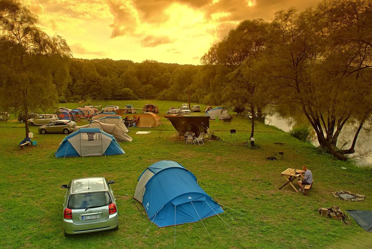 Najlepsze pola namiotowe nad jeziorem w Małopolsce na wakacje