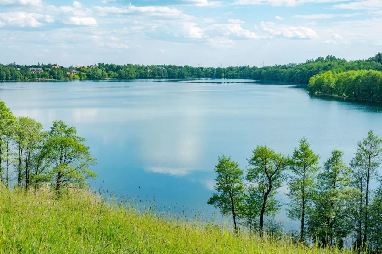 Jezioro Brodzkie: raj dla wędkarzy i miłośników sportów wodnych