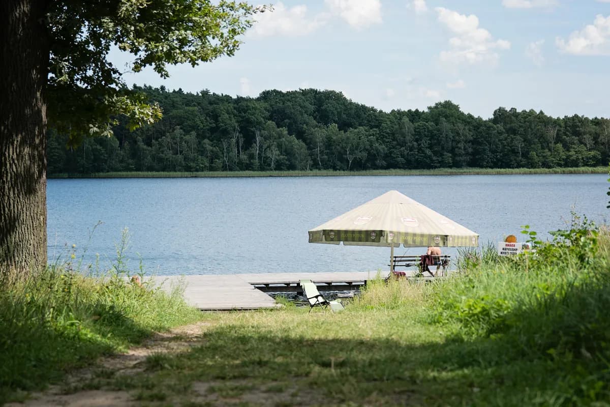 Noclegi nad jeziorem Śląskie: Urokliwe miejsca na wypoczynek blisko wody