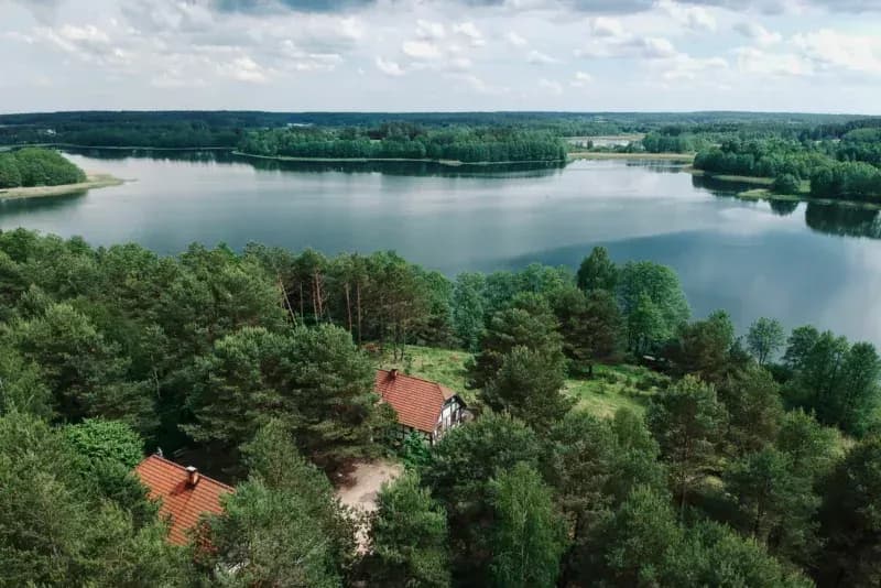 Noclegi nad jeziorem lubelskie – idealne miejsca na rodzinny wypoczynek