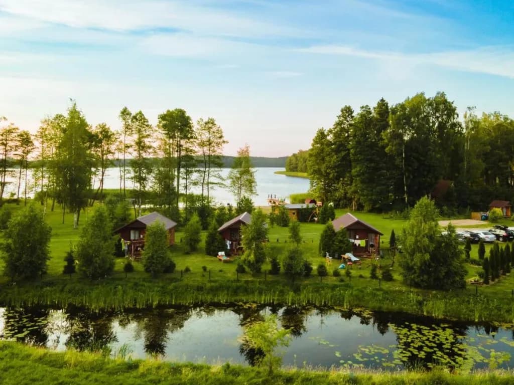 Domki nad jeziorem Długie – idealne miejsce na wypoczynek bez zmartwień