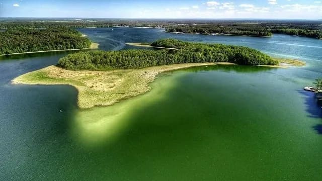 Jezioro Nowowarpieńskie - tajemnice, rekreacja i historia w jednym