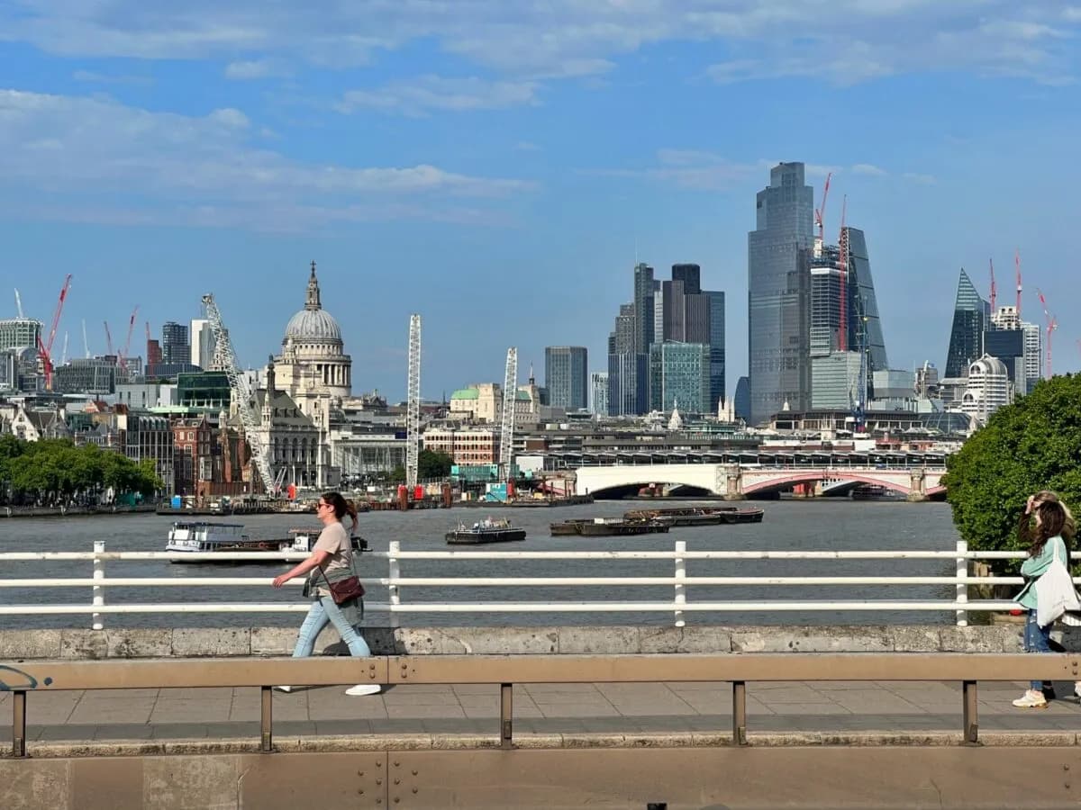 Jak znaleźć tani nocleg w Londynie i zaoszczędzić na podróży