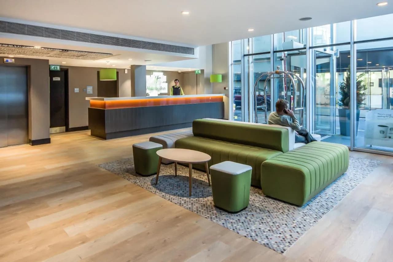 Gdzie nocleg w Londynie: najlepsze miejsca i oszczędności na podróż