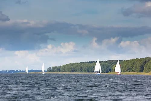 Największe jeziora nadbałtyckie w Polsce – ich wyjątkowe cechy i znaczenie