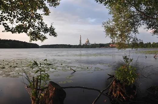 Jezioro Licheńskie: Ciepłe wody, atrakcje i unikalna przyroda