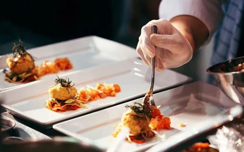 Gdzie zjeść w Rewalu? Odkryj najlepsze restauracje i smaki