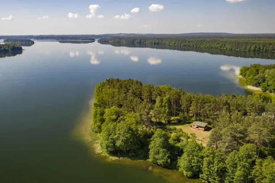 Jezioro Wdzydzkie: Tajemnice, atrakcje i unikalna przyroda w sercu Kaszub