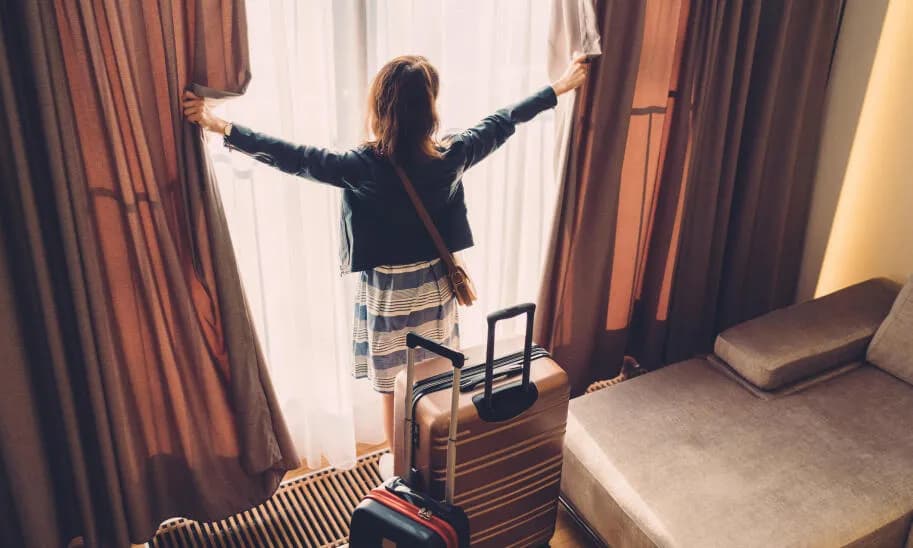 Jak szukać tanich noclegów i unikać ukrytych kosztów podróży